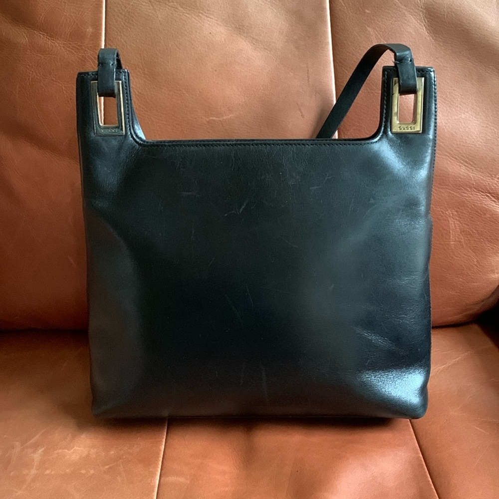 Beautiful Sleek GUCCI Black Leather Shoulder Bag